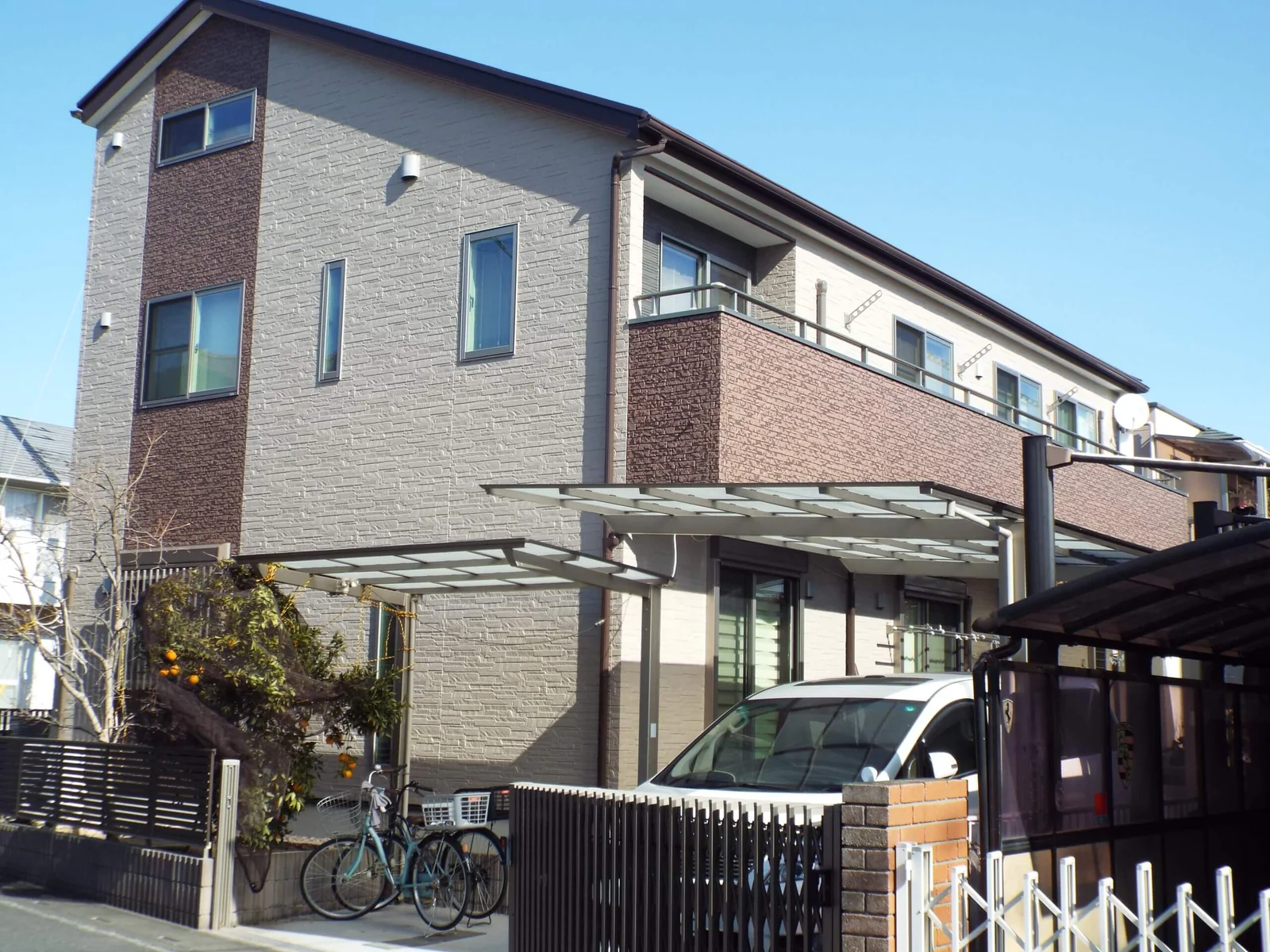 松伏町K様邸の外壁・屋根塗装施工後。縦ラインとベランダのアクセント