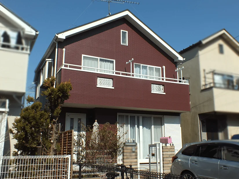 八王子市N様邸の外壁・屋根塗装施工後。レディッシュブラウンの外壁と白い破風板