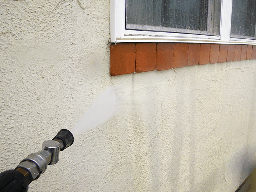 外壁の汚れを水で洗い落とす高圧洗浄の施工写真