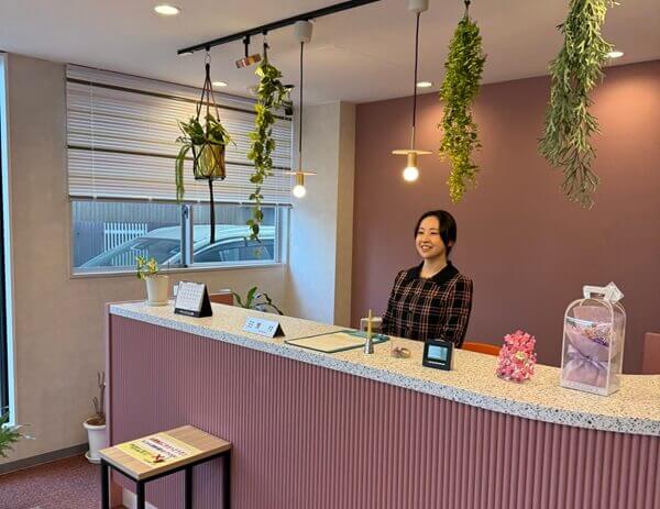 塗りチョクさいたまが入居するビルの受付風景