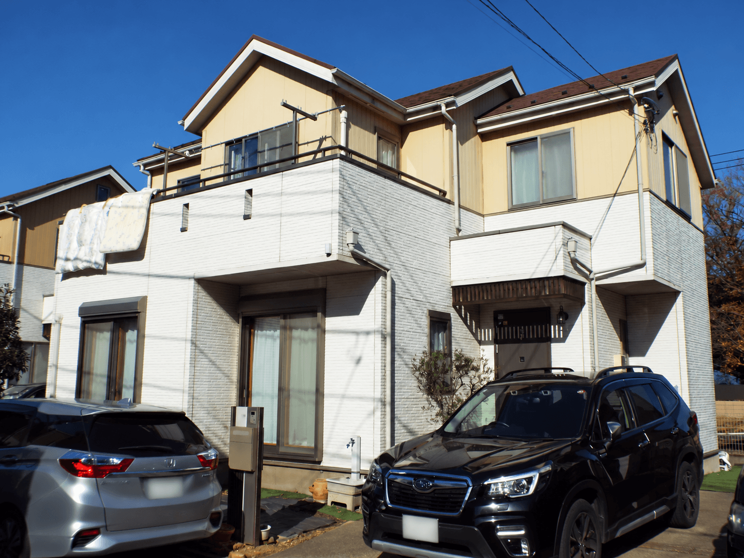 この住まいの施工前｜ベージュと白の外壁