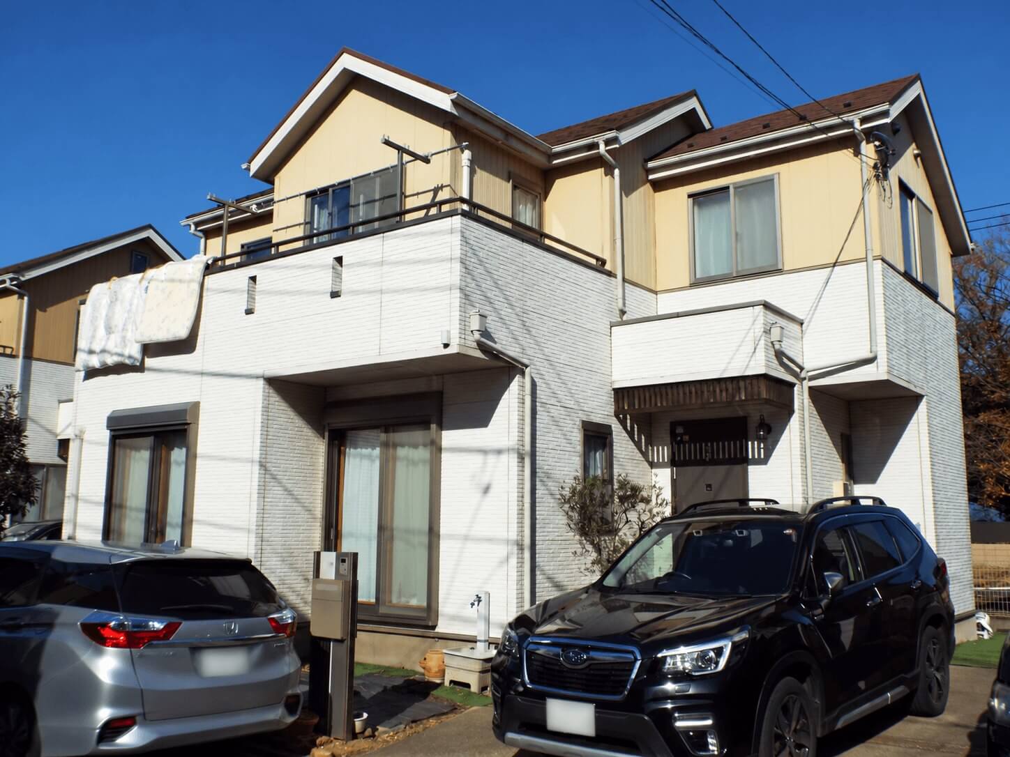 この住まいの施工前｜ベージュと白の外壁